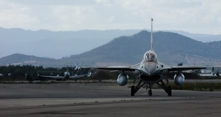 Ein  F-16-Kampfflugzeug - mehrere Motoren solcher Maschinen wurden im vergangenen Jahr gestohlen.