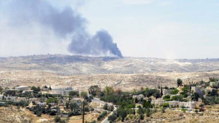 Rußwolken von verbranntem Müll - wie hier aus den Außenbezirken Jerusalems - machen Bewohnern zu schaffen.