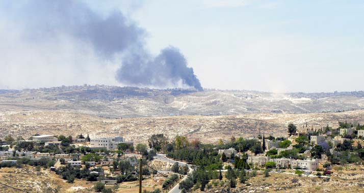 Rußwolken von verbranntem Müll - wie hier aus den Außenbezirken Jerusalems - machen Bewohnern zu schaffen.