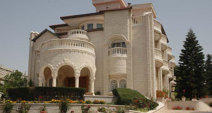 Luxusvillen im Westjordanland werden durch EU-Gelder finanziert.