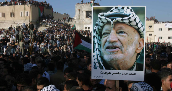 Französische Experten schließen eine Vergiftung als Todesursache des Palästinenserführers aus. Im Bild: Trauerfeier für Arafat im Jahr 2004