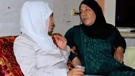 Viele muslimische Frauen tragen einen Hidschab, wenn Männer im Raum sind, die keine Blutsverwandten sind.