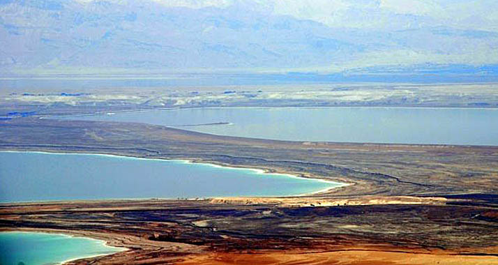 Eine Verbindung zum Roten Meer soll das Tote Meer (im Bild) vor dem Austrocknen bewahren.