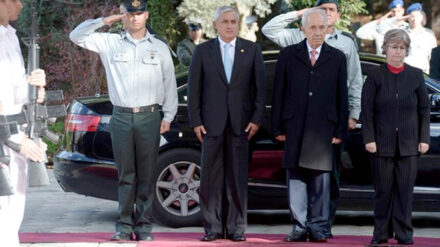Der guatemaltekische Präsident Perez Molina und sein israelischer Amtskollege Peres (2. v. r.) trafen sich am Montag in Jerusalem.