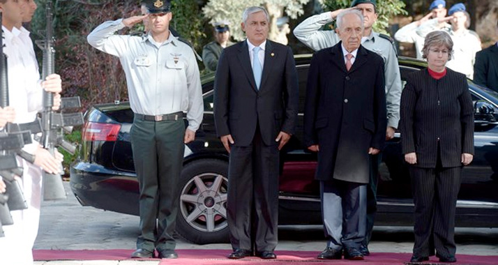 Der guatemaltekische Präsident Perez Molina und sein israelischer Amtskollege Peres (2. v. r.) trafen sich am Montag in Jerusalem.