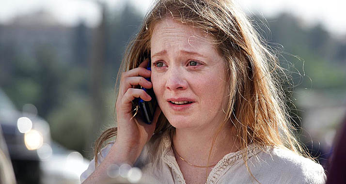Filmszene: Weil sie Angst um ihr ungeborenes Kind hat, versucht Maria panisch, ihre Schwester zu erreichen.