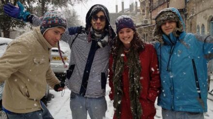 Studenten im Jerusalemer Viertel Nachlaot freuen sich über Schnee und einen Uni-freien Tag.