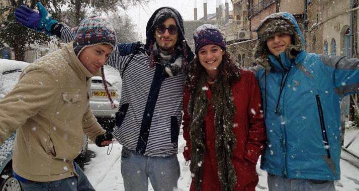 Studenten im Jerusalemer Viertel Nachlaot freuen sich über Schnee und einen Uni-freien Tag.