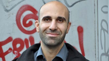 Ahmad Mansur setzt sich in Projekten gegen Antisemitismus und „Unterdrückung im Namen der Ehre“ ein. Er ist Mitglied der Deutschen Islamkonferenz und Berater bei der „European Foundation for Democracy“.