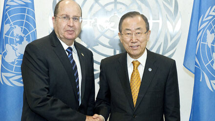 Verteidigungsminister Ja'alon (l.) hat UN-Generalsekretär Ban deutlich gesagt, was er von der Einfuhr von Zement nach Gaza hält. (Archivbild)