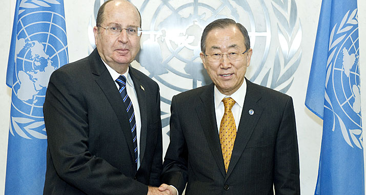 Verteidigungsminister Ja'alon (l.) hat UN-Generalsekretär Ban deutlich gesagt, was er von der Einfuhr von Zement nach Gaza hält. (Archivbild)