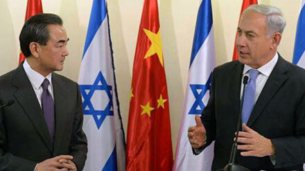 Der chinesische Außenminister Wang Yi (l.) am Mittwoch mit Israels Regierungschef Netanjahu