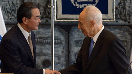 Staatspräsident Peres empfängt den chinesischen Außenminister Wang (l.).
