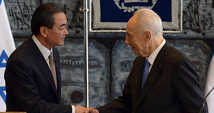 Staatspräsident Peres empfängt den chinesischen Außenminister Wang (l.).