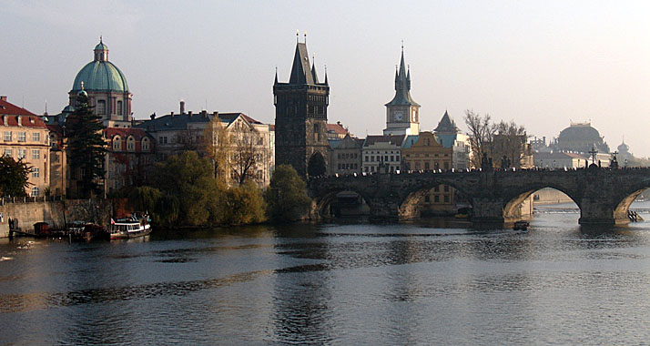 Nach der Explosion in der palästinensischen Vertretung in Prag ermittelt die tschechische Polizei.