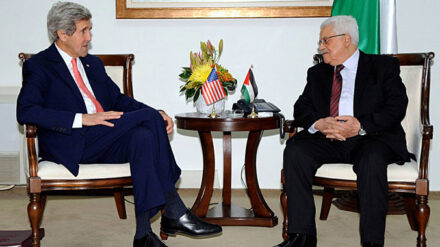 Vor Kerrys Treffen mit Abbas hatten etwa 300 Palästinenser gegen den Besuch des US-Außenministers in Ramallah protestiert.
