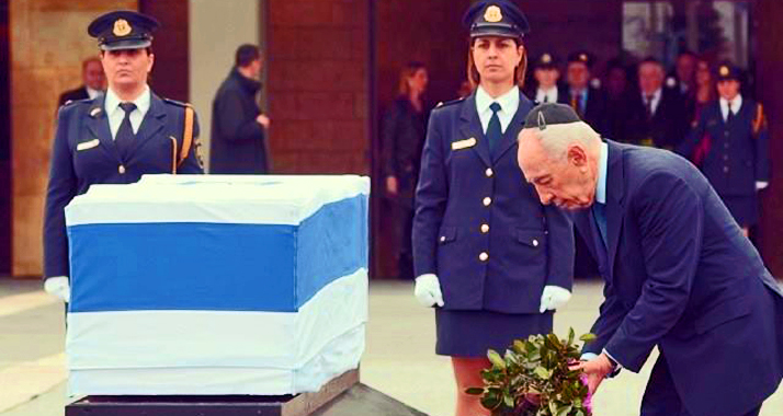 Schimon Peres legt einen Kranz vor dem Sarg Ariel Scharons nieder.