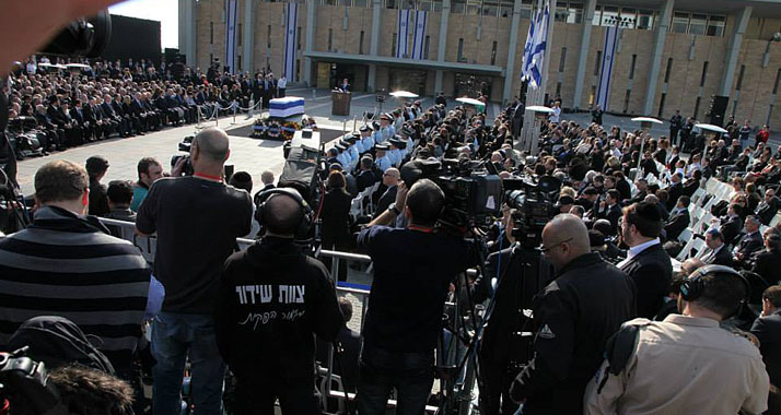 Trauergäste bei der Abschiedszeremonie für Ariel Scharon am Montagvormittag vor der Knesset