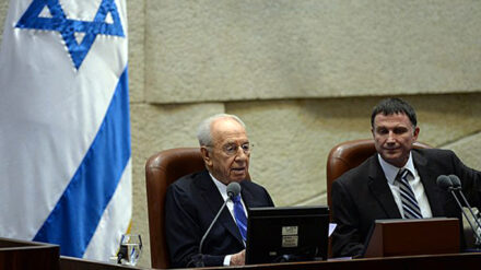 Staatspräsident Peres und Knessetsprecher Edelstein (r.) feiern das 65-jährige Bestehen des israelischen Parlaments.