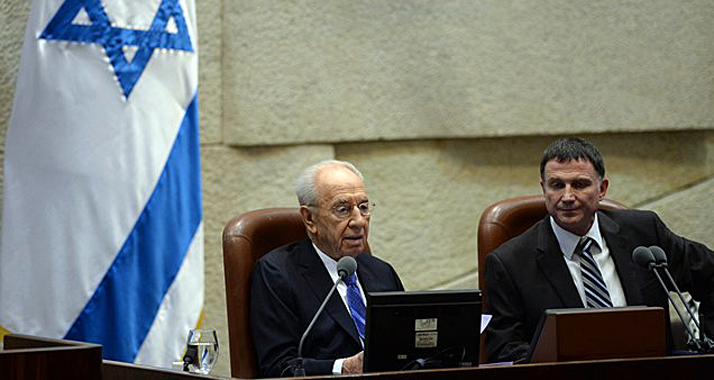 Staatspräsident Peres und Knessetsprecher Edelstein (r.) feiern das 65-jährige Bestehen des israelischen Parlaments.