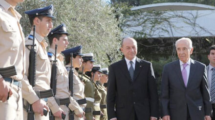 Der rumänische Präsident Traian Basescu mit Schimon Peres in Jerusalem.