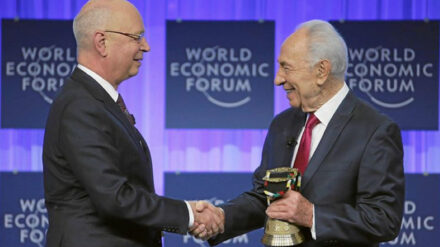 Klaus Schwab (links) überreicht Peres die "Glocke".