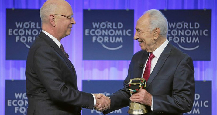 Klaus Schwab (links) überreicht Peres die "Glocke".