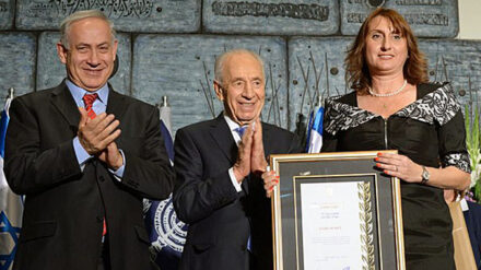 Ausgezeichnet: Preisträgerin Orit Suarez mit Netanjahu und Peres