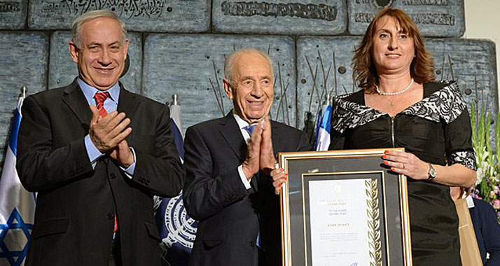 Ausgezeichnet: Preisträgerin Orit Suarez mit Netanjahu und Peres