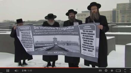 Vertreter von "Neturei Karta" vor dem Holocaust-Mahnmal in Berlin - die radikale Gruppe sieht den Holocaust als eine Strafe Gottes für das zionistische Streben nach einem jüdischen Staat Israel an.
