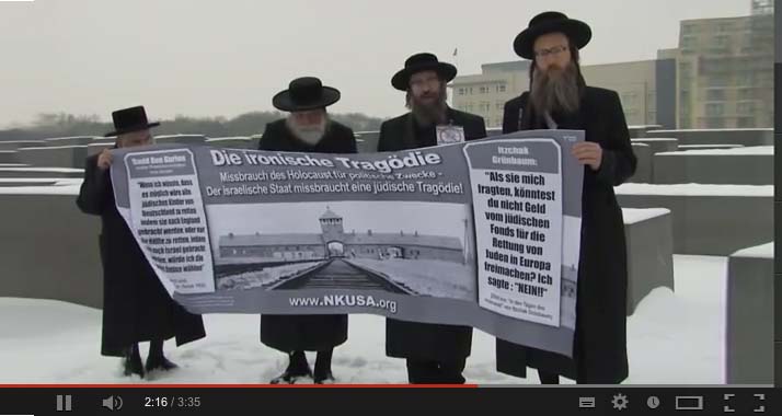 Vertreter von "Neturei Karta" vor dem Holocaust-Mahnmal in Berlin - die radikale Gruppe sieht den Holocaust als eine Strafe Gottes für das zionistische Streben nach einem jüdischen Staat Israel an.