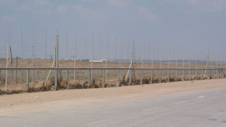 Hinter dem Grenzzaun im Gazastreifen befindet sich eine 500 bis 1.500 Meter breite Sicherheitszone, deren Betreten verboten ist.