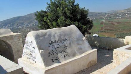 Die Grabstätte war erst für viel Geld restauriert worden.