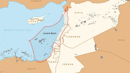 Der rot umrahmte Bereich zeigt das Levantinische Meer – den östlichsten Teil des Mittelmeeres. Die grauen Felder zeigen Gas- und Ölvorkommen.