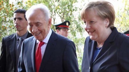 Peres empfängt Merkel in seiner Jerusalemer Residenz, um sie mit der Präsidentenmedaille auszuzeichnen.