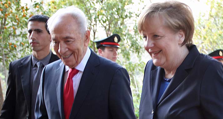 Peres empfängt Merkel in seiner Jerusalemer Residenz, um sie mit der Präsidentenmedaille auszuzeichnen.