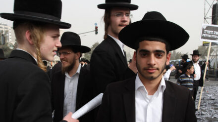Jung und Alt versammelten sich am Sonntag in Jerusalem, um gegen die Wehrpflicht für Haredim zu demonstrieren.