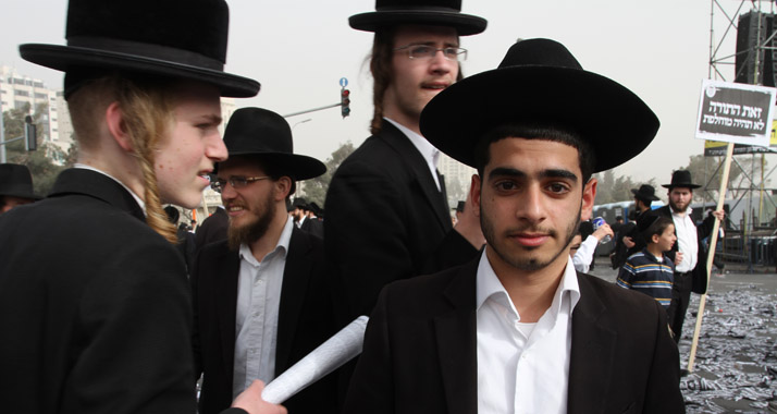 Jung und Alt versammelten sich am Sonntag in Jerusalem, um gegen die Wehrpflicht für Haredim zu demonstrieren.