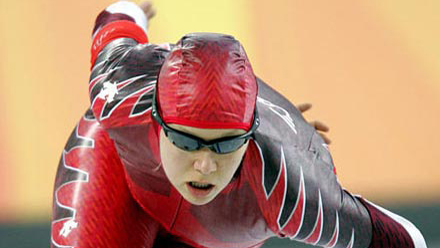 Cindy Klassen, eine olympische Eisschnellläuferin, eröffnete die Sporthalle für Frauen.