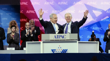 Netanjahu (hier mit AIPAC-Präsident Michael Kassen) fordert ein härteres Vorgehen gegen den Iran.
