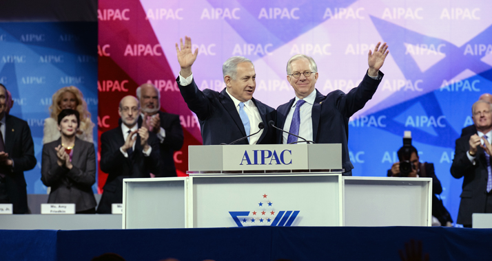 Netanjahu (hier mit AIPAC-Präsident Michael Kassen) fordert ein härteres Vorgehen gegen den Iran.