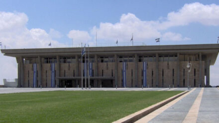 Fast die Hälfte der Knessetmitglieder blieb aus Protest der heutigen Abstimmung zur Wahl-Prozentklausel fern.