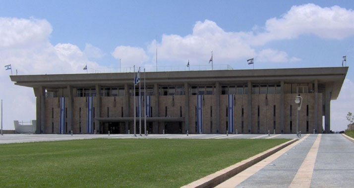 Fast die Hälfte der Knessetmitglieder blieb aus Protest der heutigen Abstimmung zur Wahl-Prozentklausel fern.