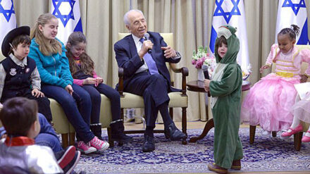 Staatspräsident Peres richtete für israelische Kinder eine Purimfeier aus.