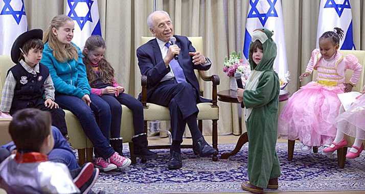 Staatspräsident Peres richtete für israelische Kinder eine Purimfeier aus.