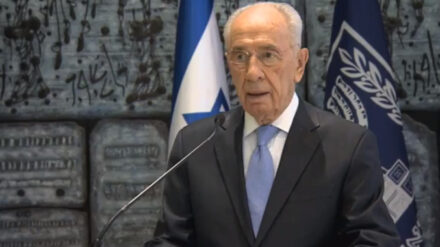 Er teile die Trauer der Angehörigen des getöteten Richters, sagte Peres am Montag.