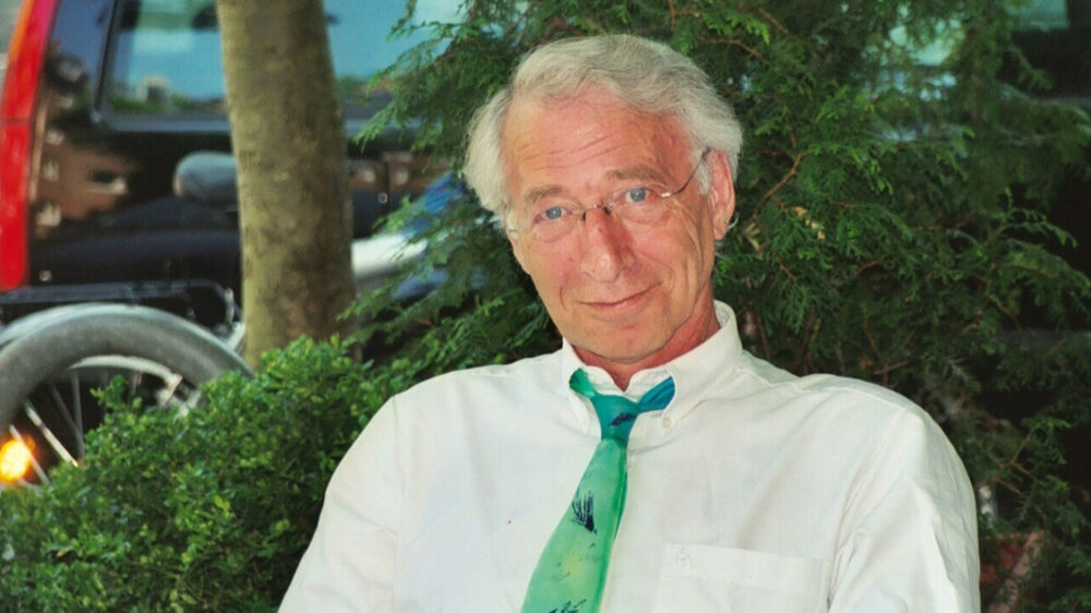 Peter Finkelgruen erzählt in seinem Vortrag, wie er auf die Suche nach seinen eigenen Wurzeln gelang.