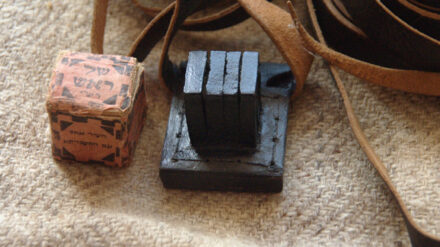 Juden bewahren seit Jahrtausenden ihr Glaubensbekenntnis in kleinen Kapseln auf.