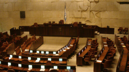 Interessierte können im Internet die Gesetze des Staates Israels nachlesen. (Bild: Sitzungssaal der Knesset)
