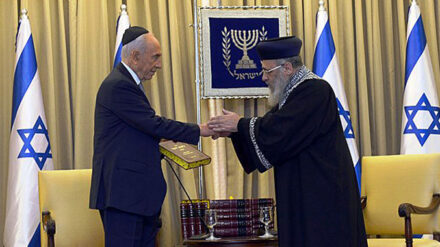 Peres erhielt das 40-bändige Werk von Oberrabbiner Jitzhak Josef.